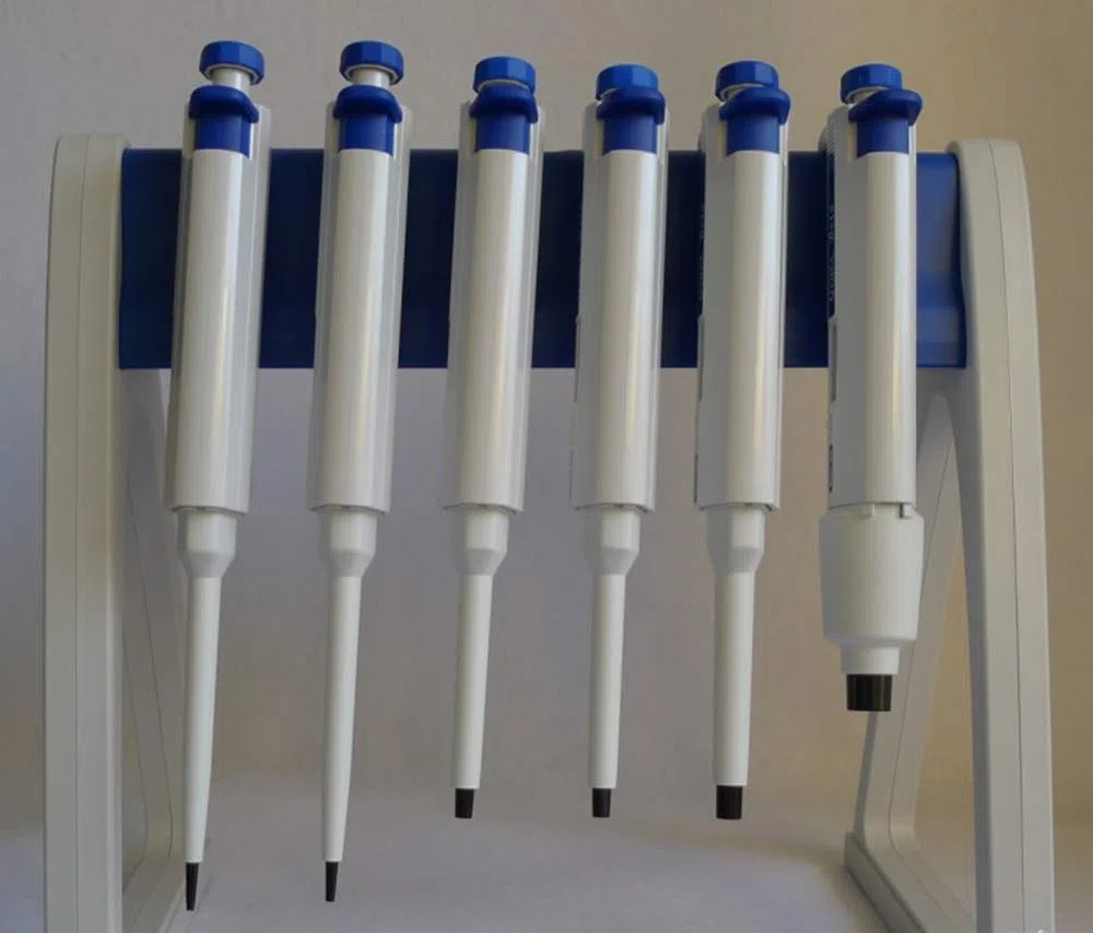 LINKTOR Supporto Lineare per Micropipette da Laboratorio – Porta 6 Micropipette in Polimero Ingegneristico Premium – Eccellente Resistenza a Reagenti Chimici Corrosivi